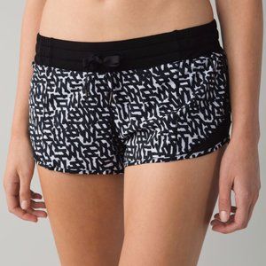 Lululemon Hotty Hot Short 2.5 inch Net Pop White Black Size 8